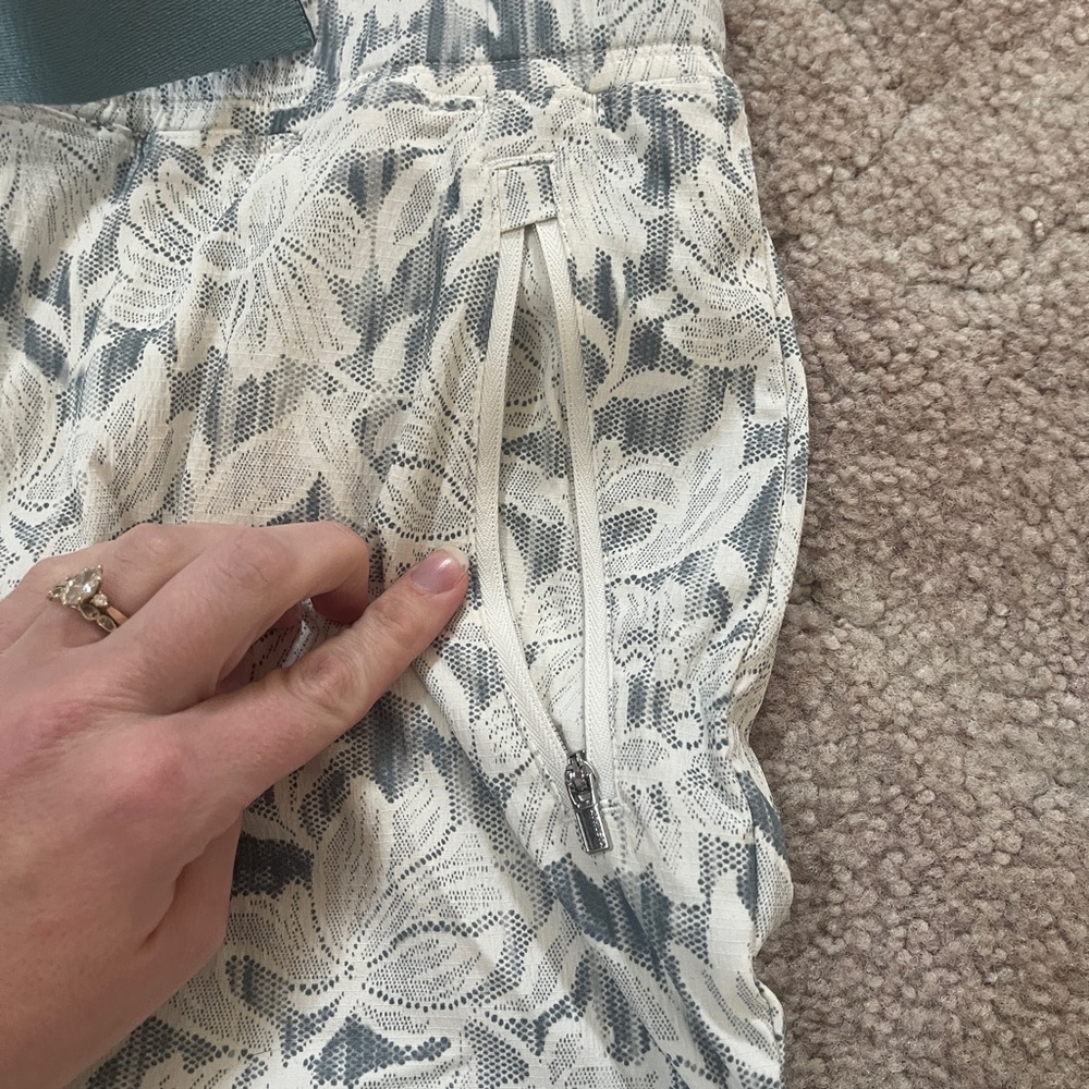 Athleta Trekkie Convertible Hike Pant Size 10 T Bloom Magnolia White #988053 - Picture 6 of 12